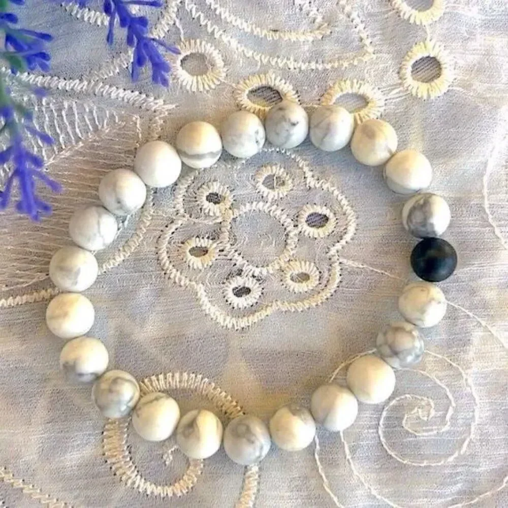 Natural Creamy White Howlite & Black Onyx Stretch Bracelet - Picture 2 of 7